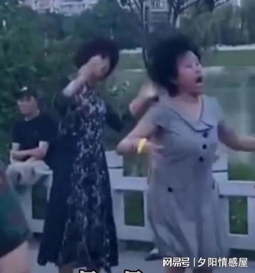 大妈跳另类诡异广场舞,表情惊悚,路人急忙带孩子离开太吓人