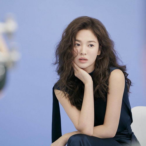 营造慵懒女人味今年春天,韩国女生都在烫这种千金系波浪卷