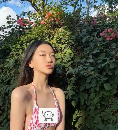 李嫣晒比基尼性感照,风格大胆,高冷的气质不输一线女明星