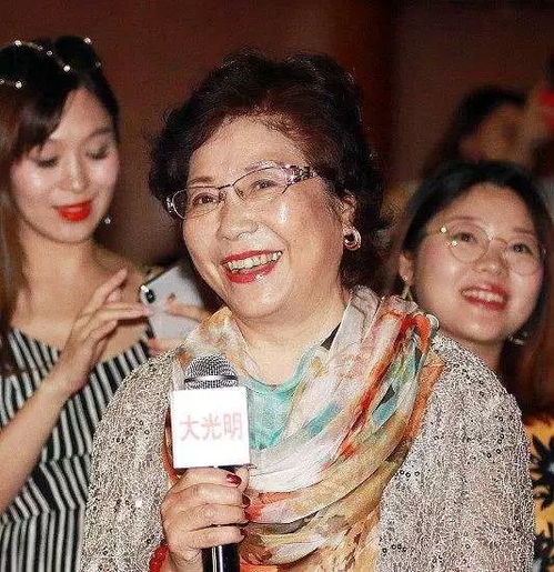 徐峥亲妈现身路演,穿红衣贵妇气质超棒,比剧中妈还优雅