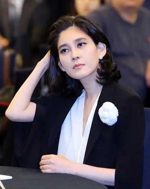 三星太子爷再次入狱穿西装戴手铐表情真淡定,李富真比他强多了
