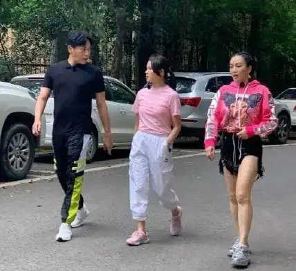 50的伊能静与钟丽缇,中年女人跳出孩子,才能做更好的自己