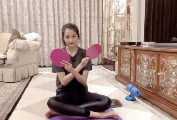关晓彤在家健身,长腿细腰让人嫉妒,豪宅曝光超奢华