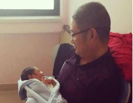 四川绵阳60多岁老人,本对十个月的孙子疼爱不已,为何将其掐死