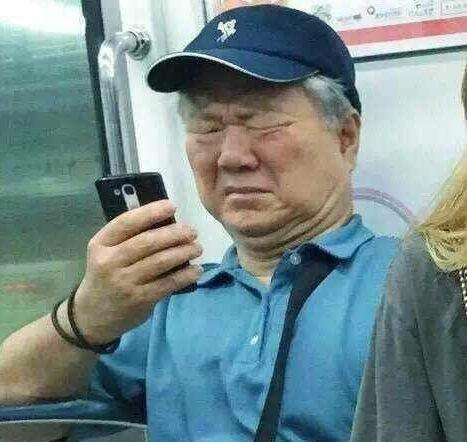 谁有一个老头照镜子的表情包,贼搞笑的那种