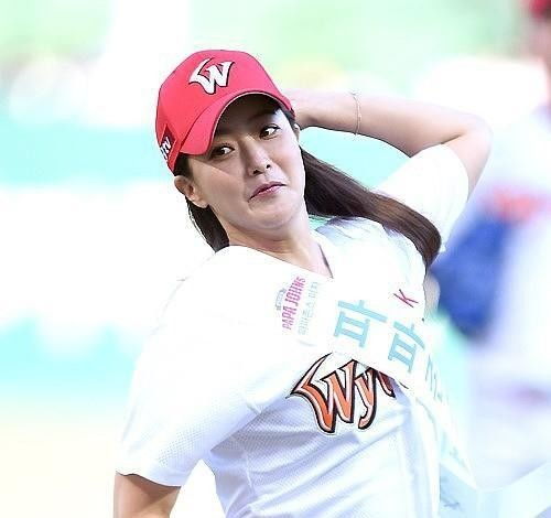 韩国人保养的都这么好吗金喜善都40多岁了,穿牛仔裤还很可爱