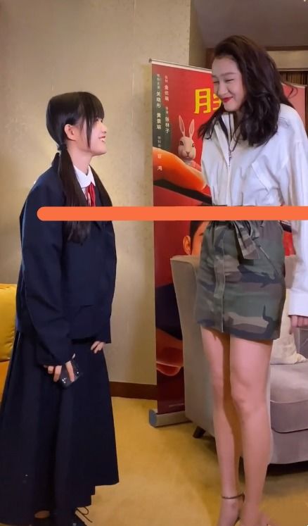 关晓彤的腿到底有多长她与七阿姨站到一起,不敢相信自己的眼睛