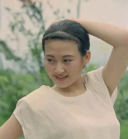 许晴一弯腰,男人遭不住,54岁脸都变形了,依旧波涛胸涌