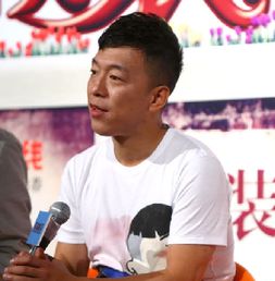 黄渤在假装情侣宣传活动中的发型是什么