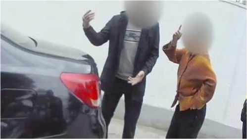 干呕捂头作痛苦状,大妈趁司机倒车倒地称受伤,警察别演了