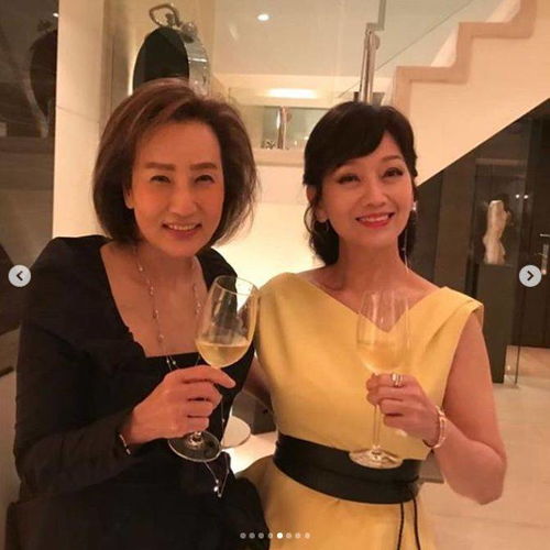 66岁赵雅芝和好友共同庆生,被老公搂抱送鲜花,未修图和精修图差太多