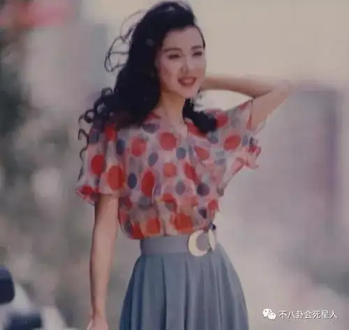 总说萧蔷脸崩,可50岁的她身材却似20岁少女