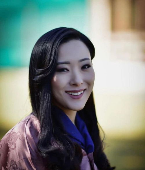 不丹公主喜迎40岁生辰豆沙色衬衫显肤白,笑靥如花不输美女王后
