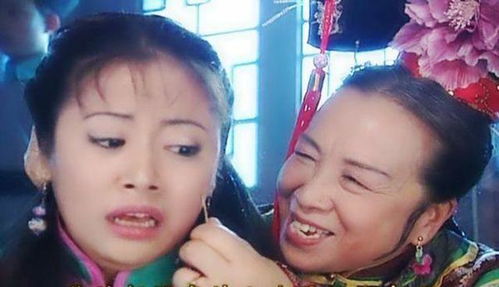 83岁容嬷嬷近照,满头白发,脖子上挂的东西戳中网友泪点