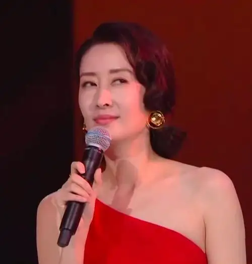 为爱隐婚7年遭抛弃,演40多部电视剧,40岁离婚复出再次翻红