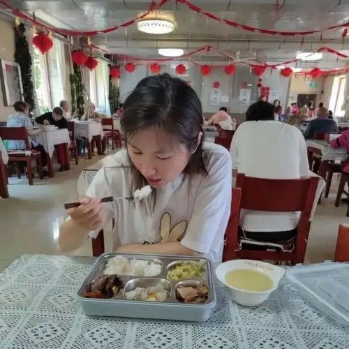 38岁女子放弃北漂住进养老院,计划为100位老人拍视频