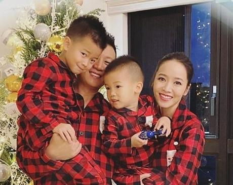 侯佩岑首晒一家四口合照穿睡袍抱俩儿子笑容幸福