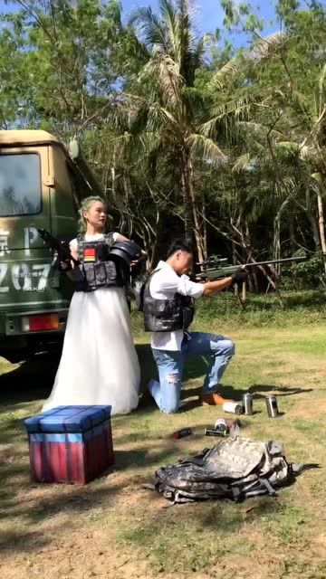 这对情侣一定是吃鸡认识的吧,连拍婚纱照都要走绝地求生路线