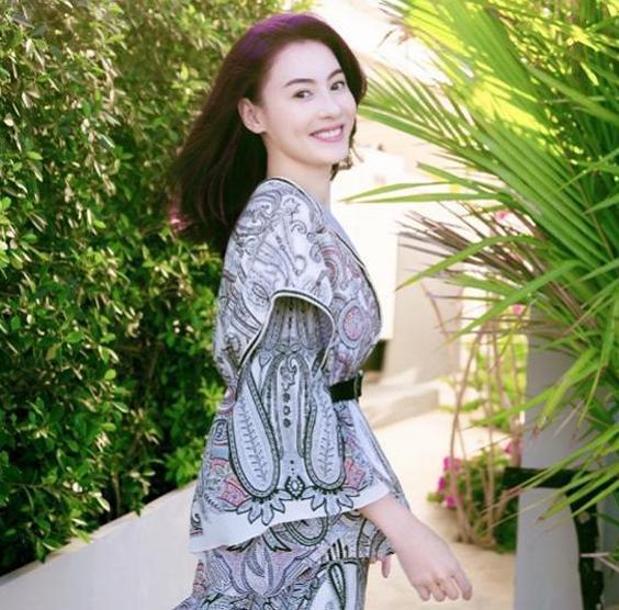 王菲女儿窦靖童19岁公开恋情性格受损还是天性,接受就好