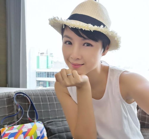 40岁港姐陈茵媺近况曝光,女儿差点被毒蛇咬,家中豪宅太温馨