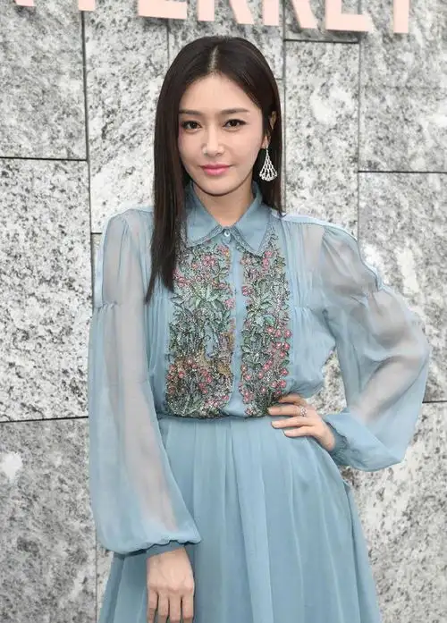 中年女人穿错衣服很土,跟着秦岚学穿搭,减龄时尚有气质