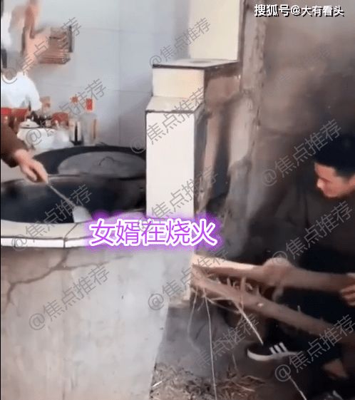 女婿过年帮丈母娘烧火,一棍子顶翻锅,母女俩表情让女婿不知所措