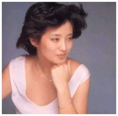 山口百惠近照流出身材富态丰满,61岁穿公主鞋烫蛋卷头像少女