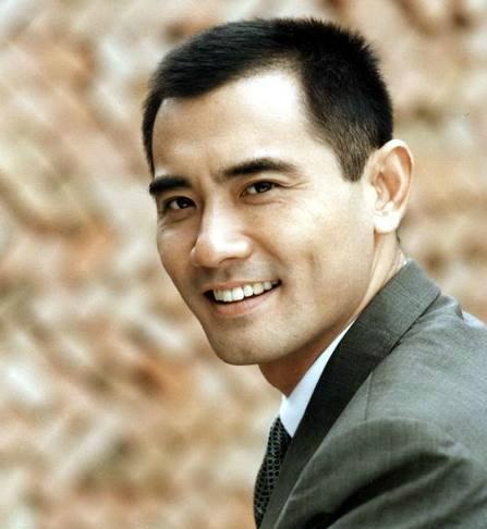 他曾是公认的美男子,出道28年没遇上爱情,今60岁和猫狗相依为命