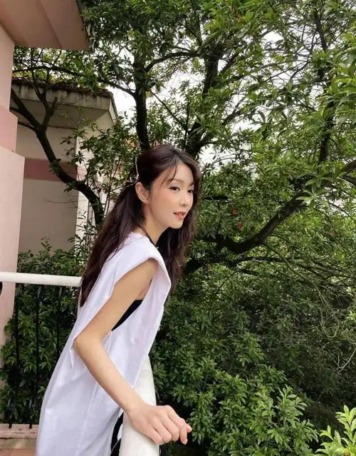 薛凯琪的40岁也太美好了简单老土的背心衫,她都能穿出年轻感