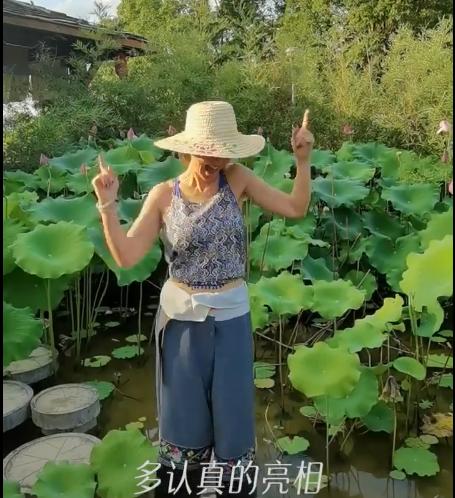 40岁女歌手重回农村,泥池里劳作秀热舞脚打滑险些掉池塘