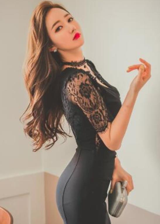 凹凸有致的紧身裙小姐姐,彰显小女人的十足气质