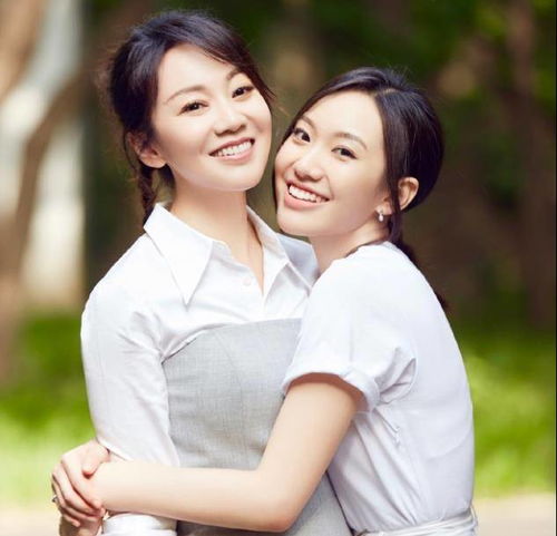 50岁闫妮素颜外出,与朋友聚会至凌晨才结束,身材苗条似少女