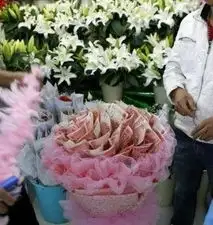 男子花费5000元扎50张百元钞鲜花