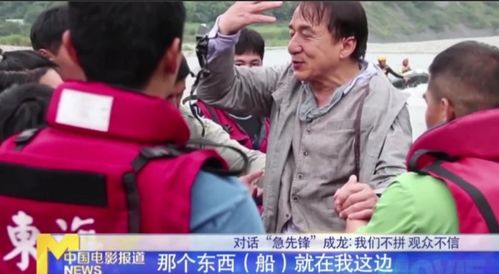 成龙现身武汉影视传媒,67岁依旧精神抖擞,与女学生合影没架子