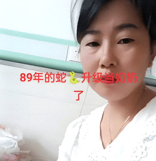 34岁女子升级当奶奶,抱着孙女晒幸福,网友自叹不如