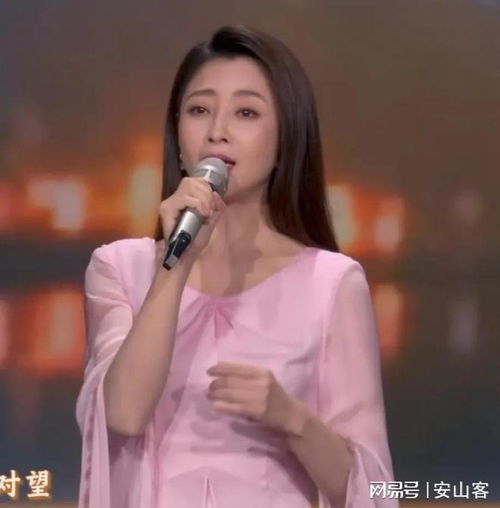 春晚镜头下的中年女艺人,刘涛牙真白,王菲太素了,李宇春真嫩