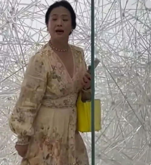 女人气质有多重要看了刘亦菲妈妈的近照,才知道啥叫仪态万千