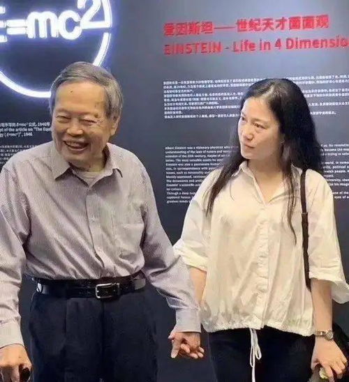 45岁翁帆挺时髦接地气,穿衣打扮简约却气质,中年女人可照着穿