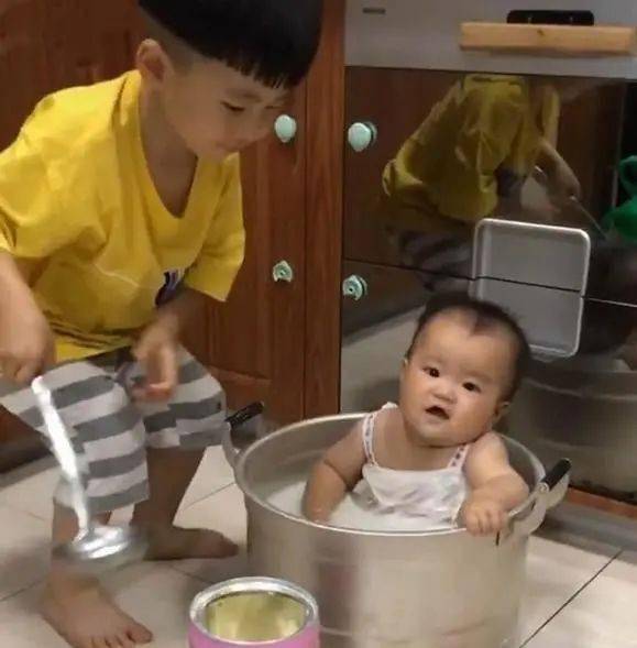 熊孩子趁妈妈不在,要把二胎弟弟炖汤,发现时配料都放好了