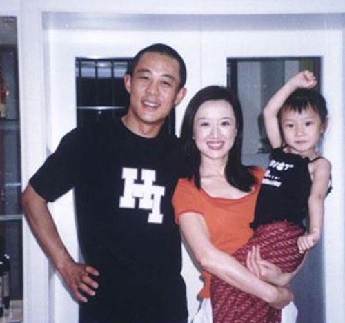 娱乐圈的老夫少妻们老谋子年近50恋18女生,有人古稀之年抱俩娃