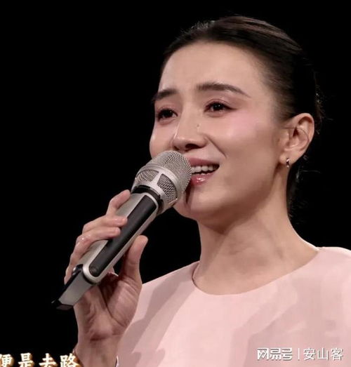 春晚镜头下的中年女艺人,刘涛牙真白,王菲太素了,李宇春真嫩