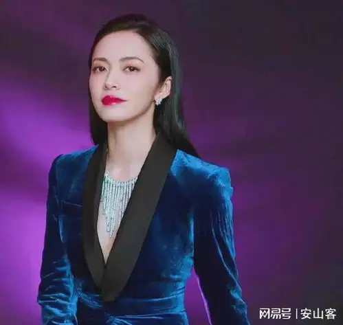 姚晨带儿子吃麻辣烫被偶遇,穿拖鞋松弛感十足,小土豆长得像妈妈