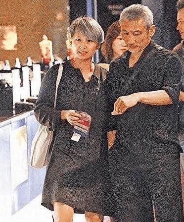 用34年将丈夫捧红,却输给小30岁助理,如今她的报复大快人心