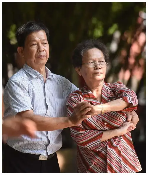 67岁男人老伴走了退休金8千不够花,爱上跳交谊舞毁了我的余生