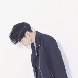 求大神配图情侣图,男生最好向左侧身,服装差不多相同