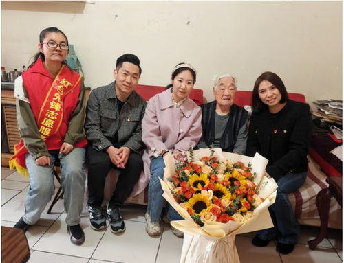 敬老爱老暖人心新华北路街道红旗路社区为百岁老人送祝福