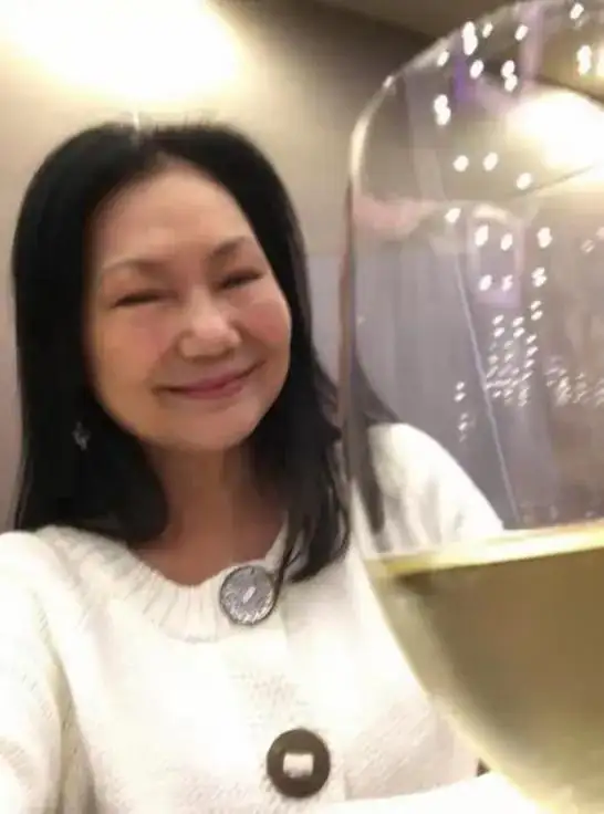 大s去世后s妈首露面眼睛红肿强颜欢笑,频繁换头像表达思女之痛