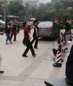 中国广场舞纷争广场舞频遭投诉物业拉铁丝网被剪断