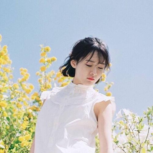 搞笑gif美女,你是认真的吗,拿着杠铃肆无忌惮走过去