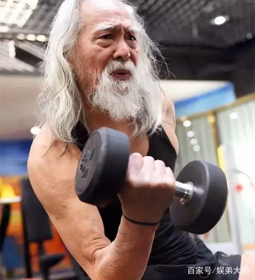 72岁郑少秋黑发正装风度翩翩,而83岁的他也不遑多让